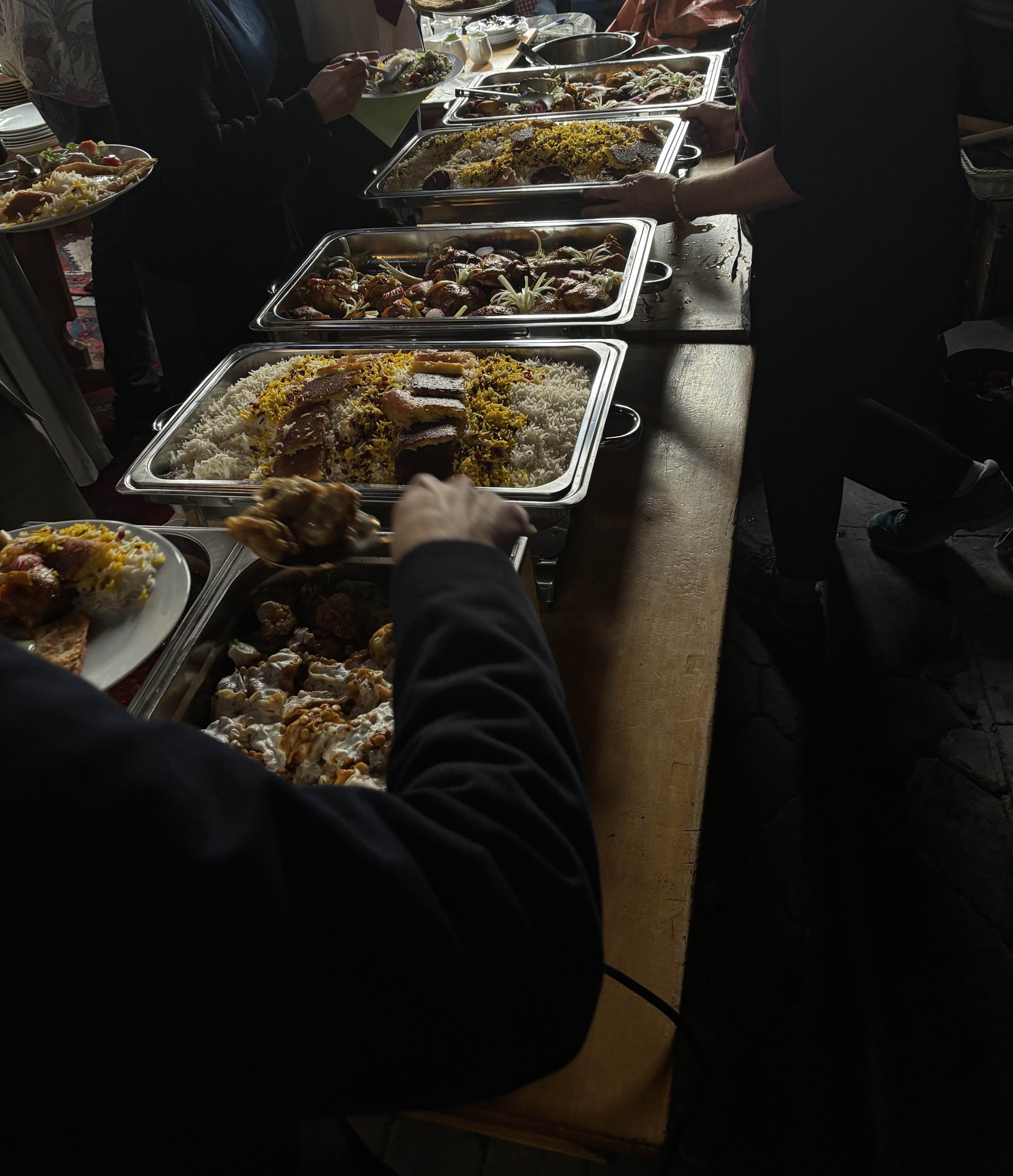 Catering-Buffet mit Reis und Beilagen
