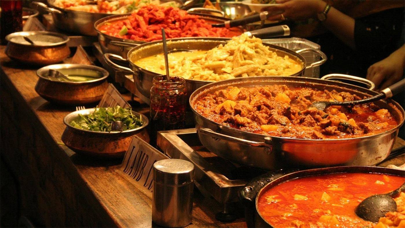 Catering-Buffet mit warmen persischen Speisen
