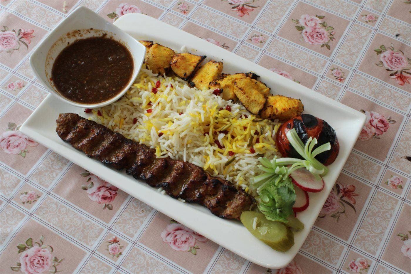 Persische Grillplatte mit Reis und frischen Beilagen